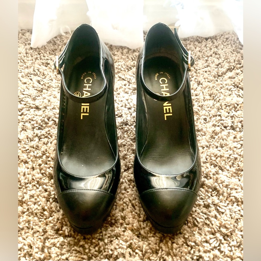 CHANEL Black Patent Mary Jane Pump with Scalloped Heel - Picture 8 of 16